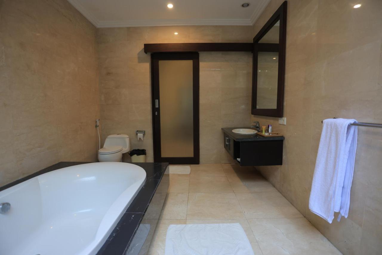 4 Bedroom With Pool In The Center Of *