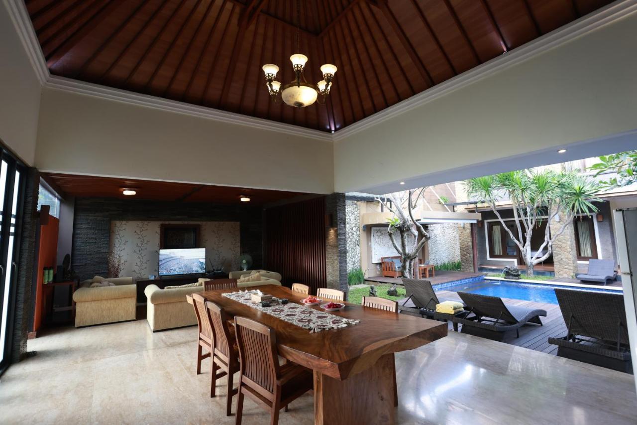 4 Bedroom With Pool In The Center Of