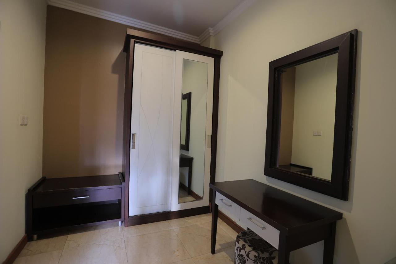 4 Bedroom With Pool In The Center Of