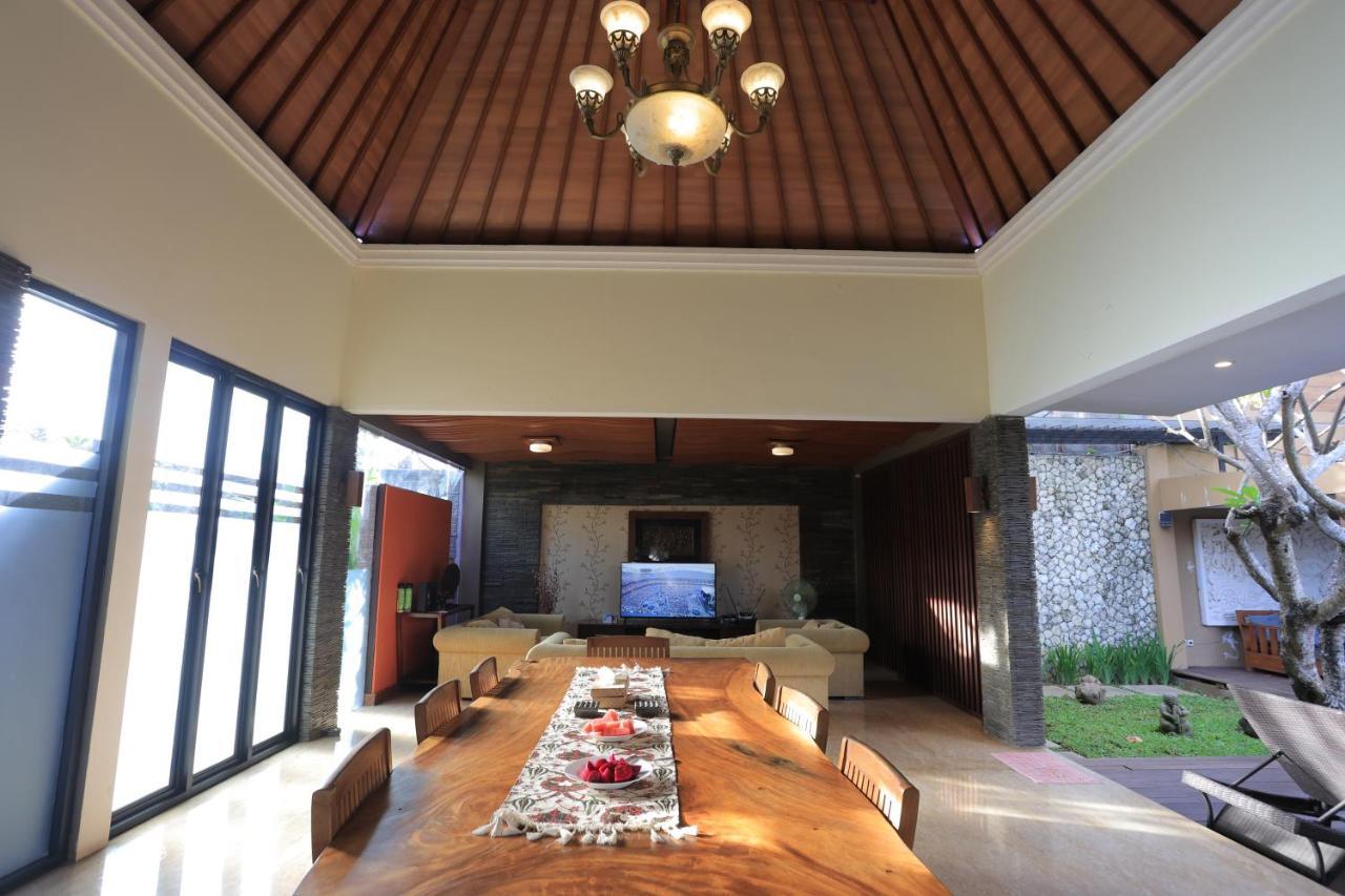 4 Bedroom With Pool In The Center Of
