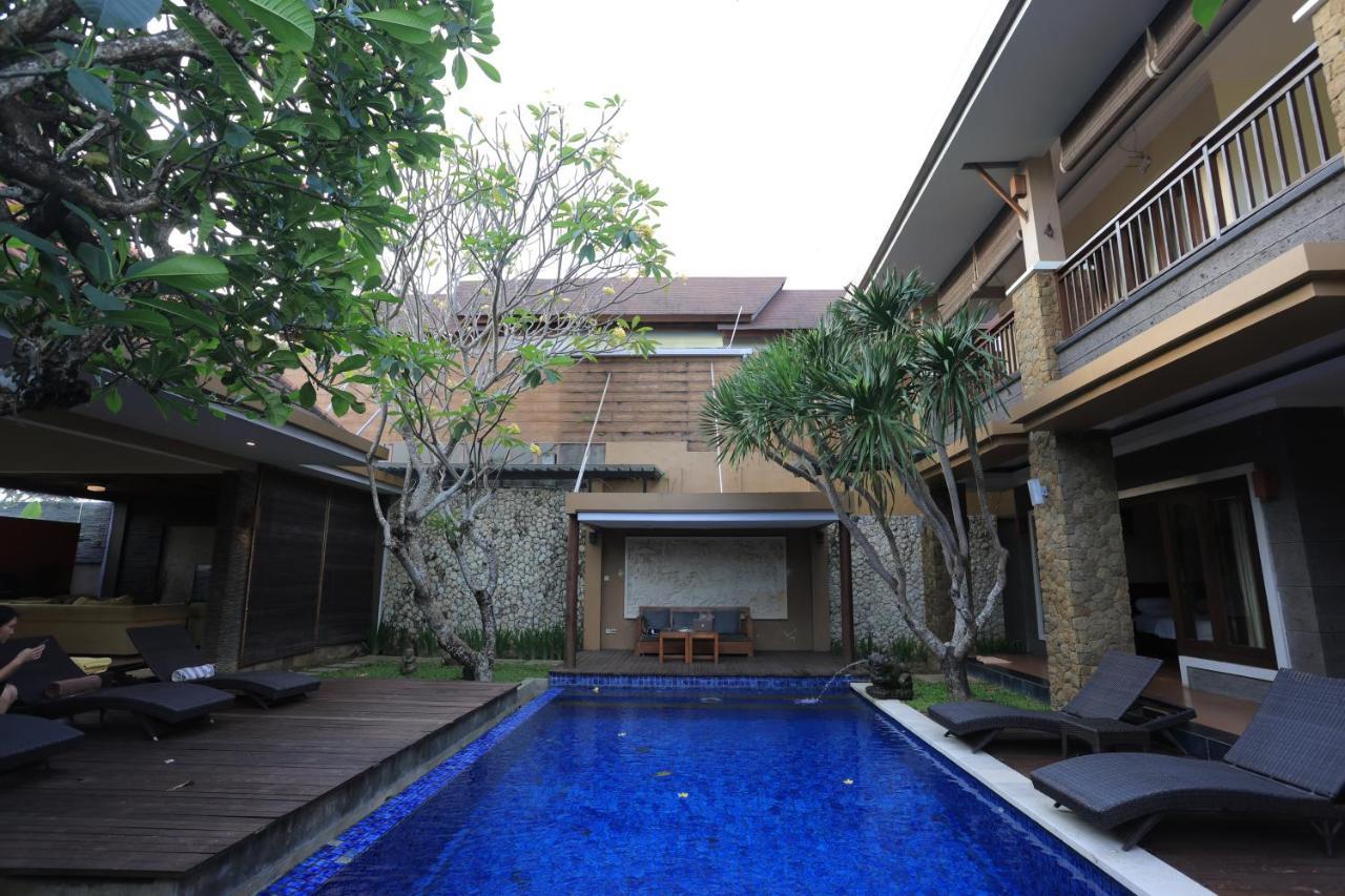 4 Bedroom With Pool In The Center Of Villa